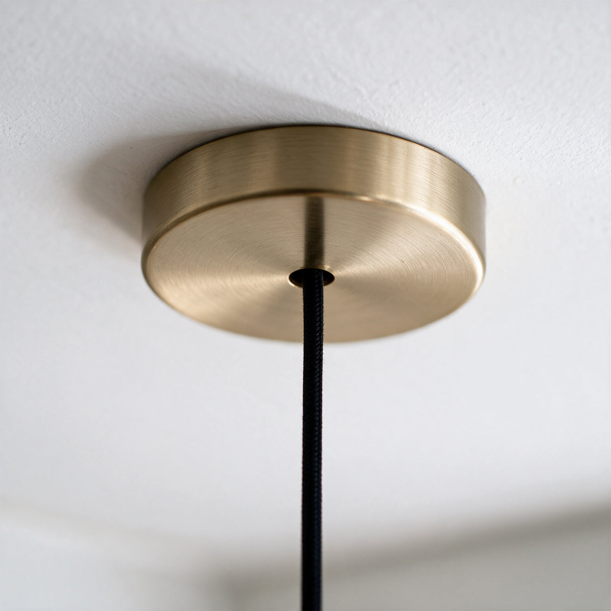 Zoom base suspension doré et fil noir – Maison Pavane