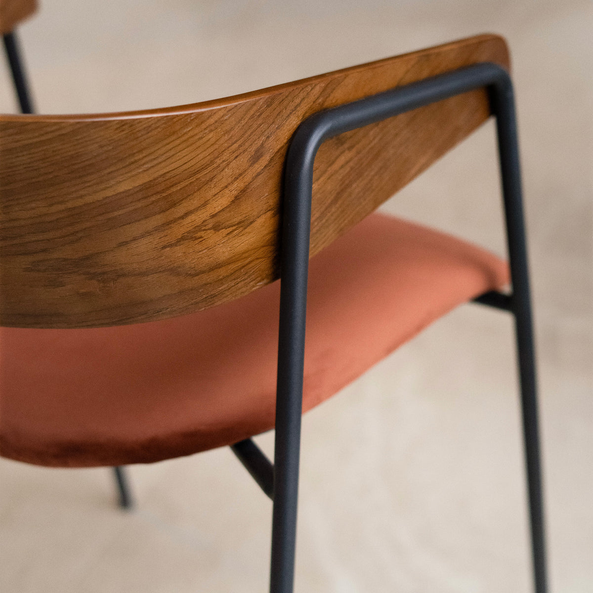 Zoom bois foncé et velours terracotta – Maison Pavane