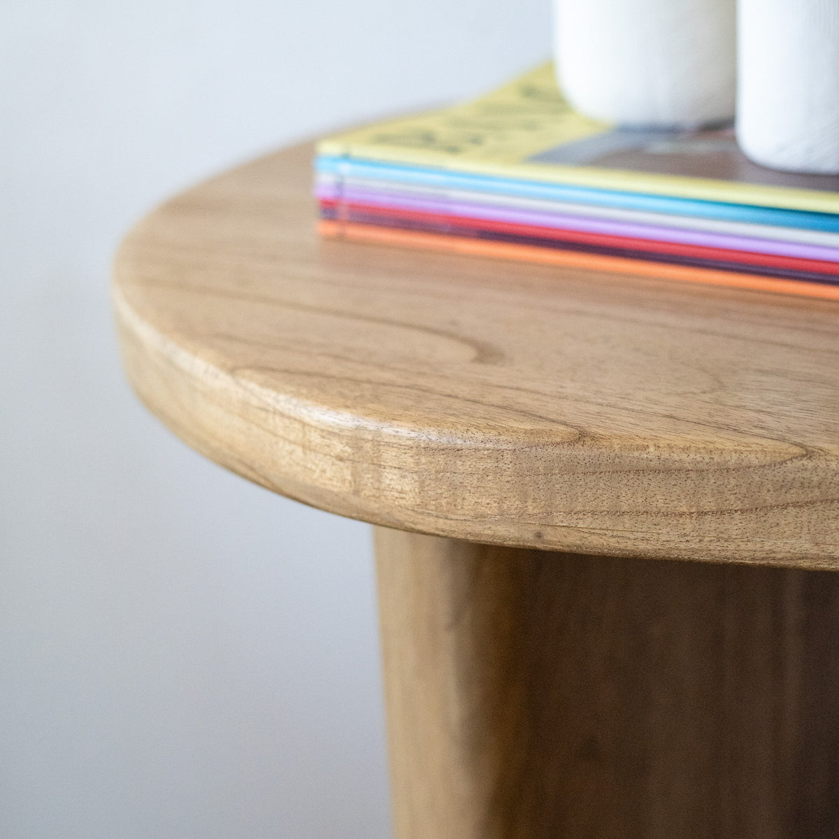 Zoom bois mindi livre coloré – Maison Pavane