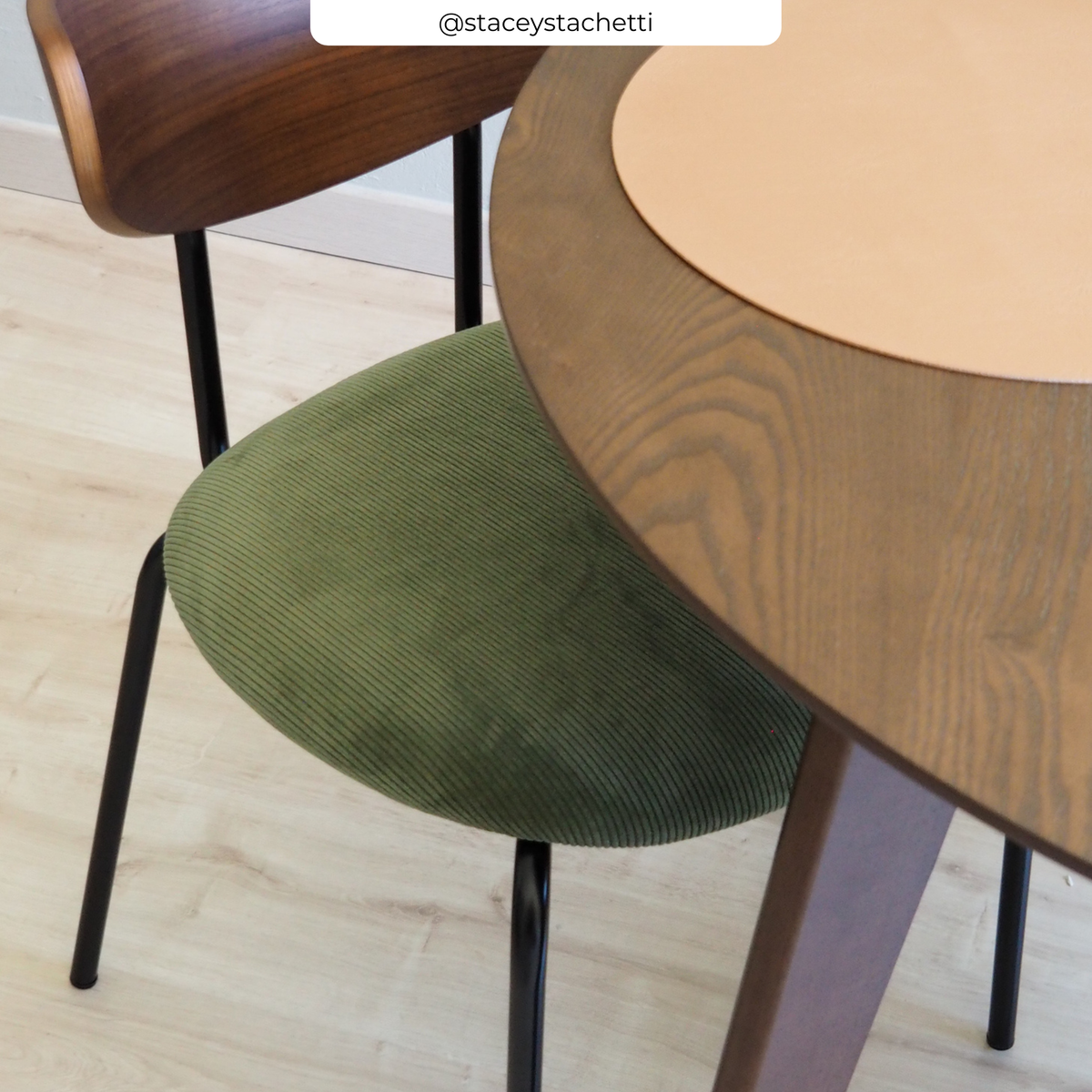 Zoom chaise en velours côtelé verte et dossier bois table marron foncée – Maison Pavane