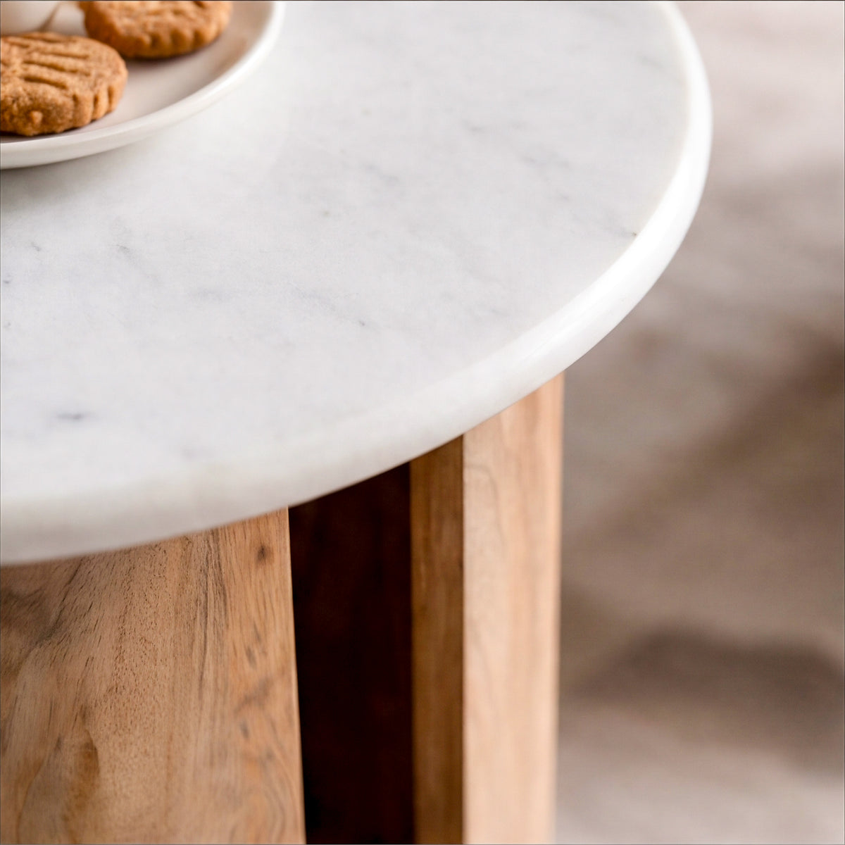 Zoom côté du plateau marbre blanc et bois – Maison Pavane