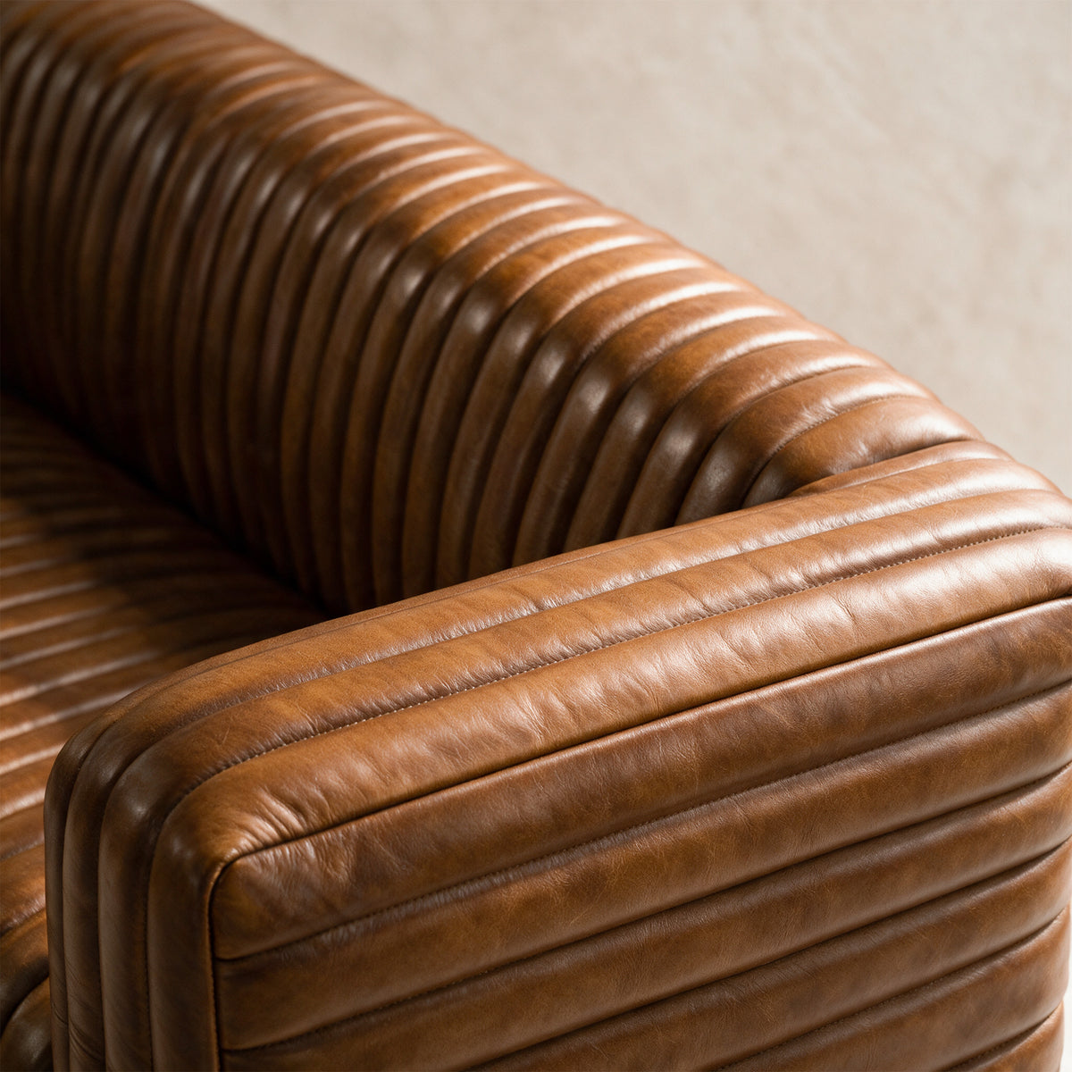 Zoom cuir marron dossier accoudoir du canapé en cuir – Maison Pavane