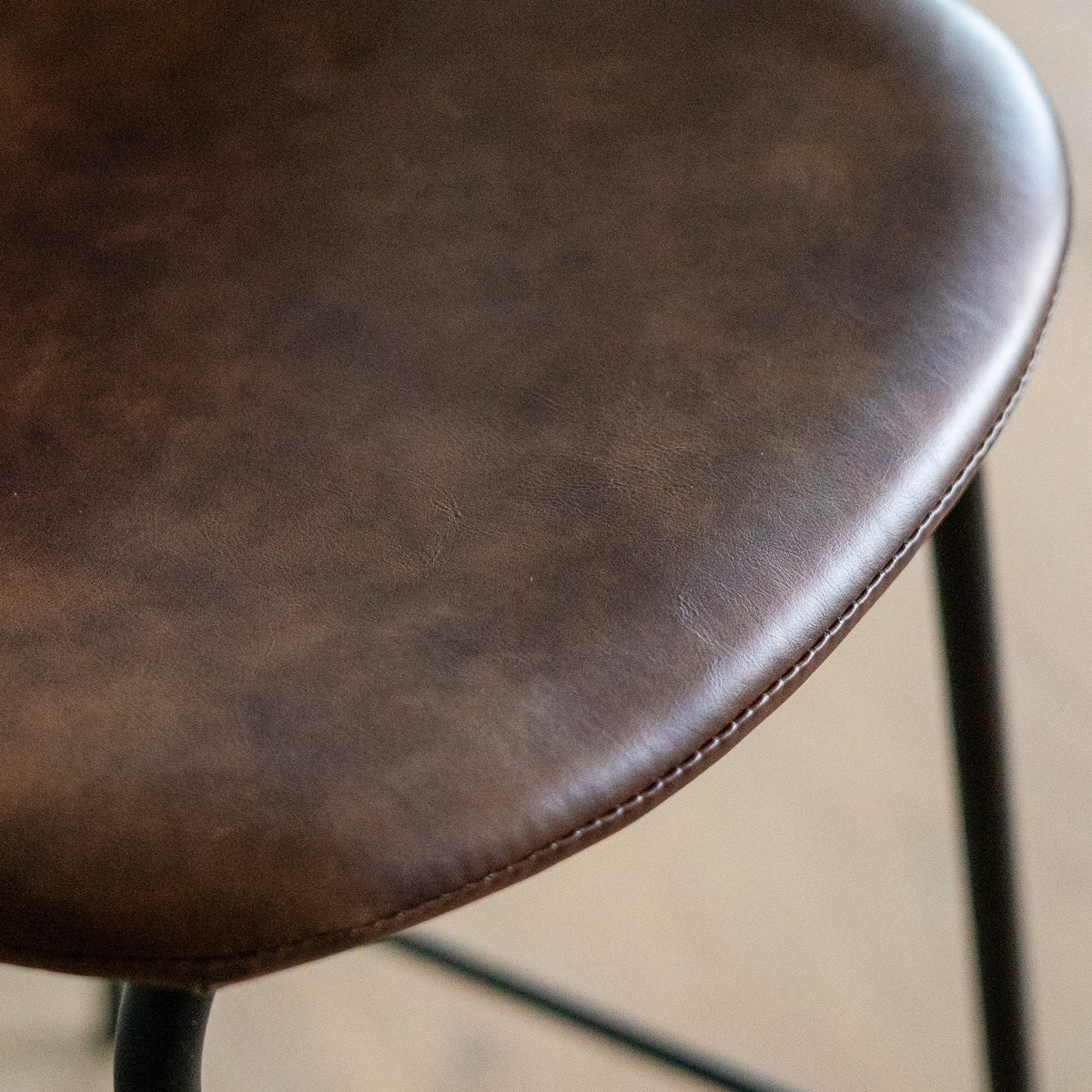 Zoom cuir synthétique marron foncé – Maison Pavane