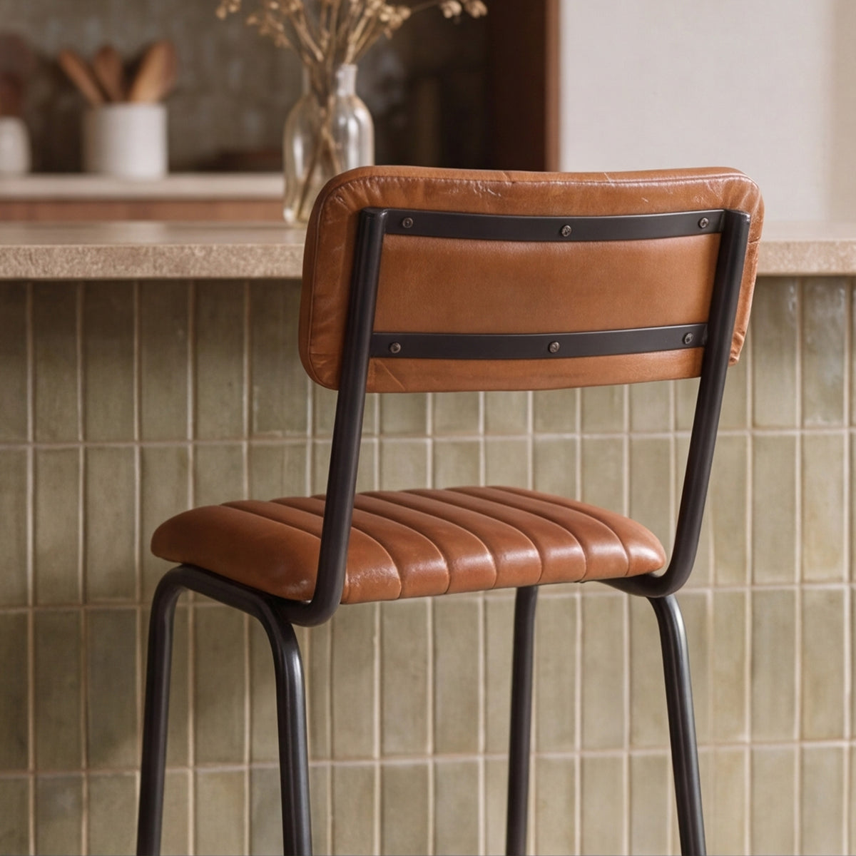 Zoom de dos dossier et assise chaise de bar en cuir marron Arsene – Maison Pavane