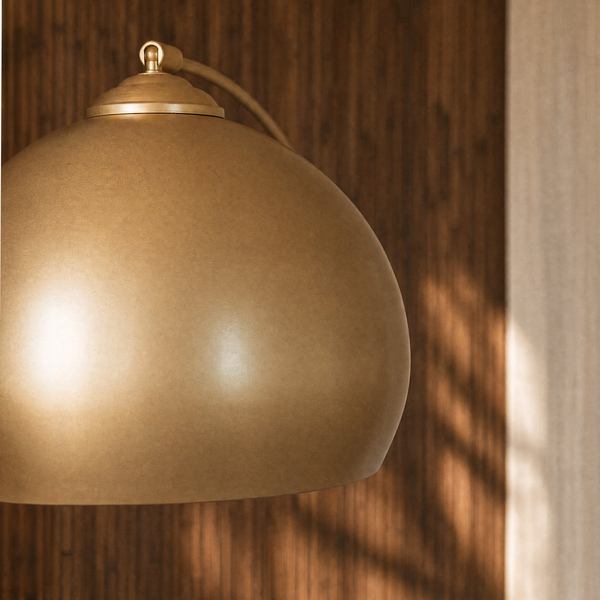 Zoom doré lampadaire – Maison Pavane