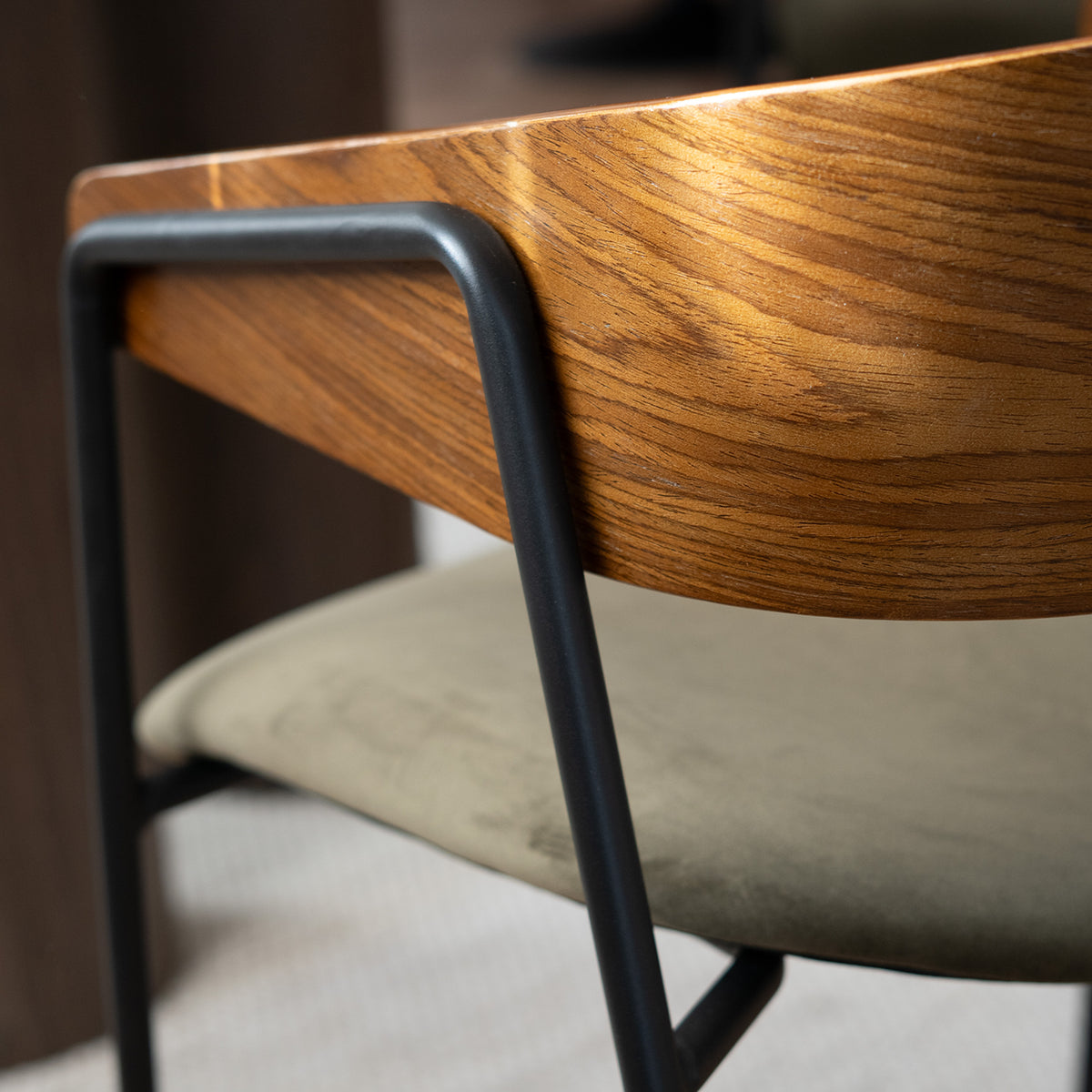 Zoom dossier bois assise velours kaki pieds métal noir – Maison Pavane