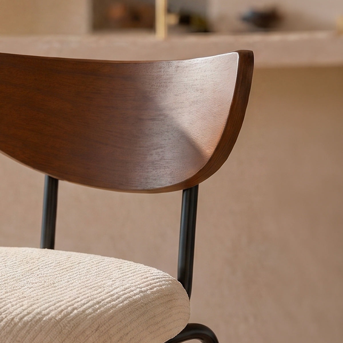 Zoom dossier bois et assise en velours côtelé crème – Maison Pavane