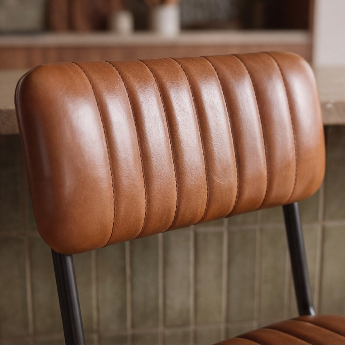 Zoom dossier chaise de bar cuir marron côtelé – Maison Pavane