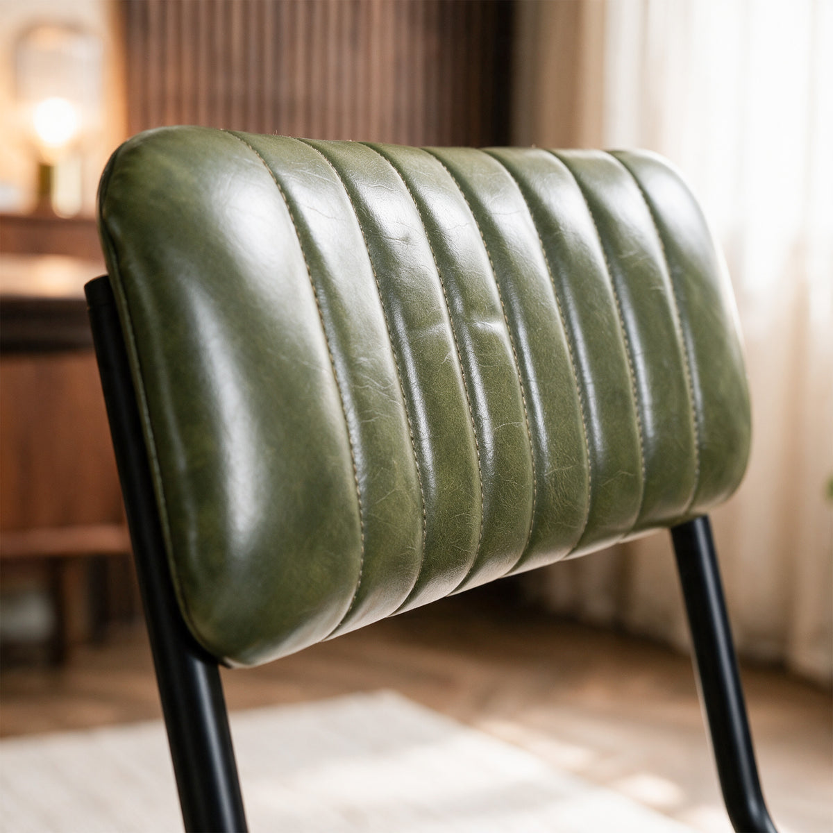 Zoom dossier en cuir vert Arsene – Maison Pavane