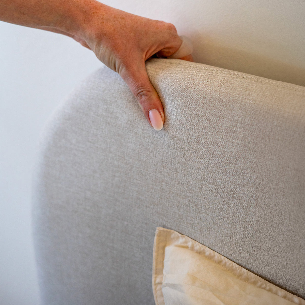 Zoom épaisseur tête de lit tissu beige – Maison Pavane