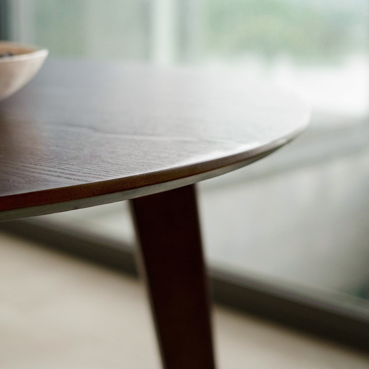 Zoom face table ronde bois foncé Reno – Maison Pavane