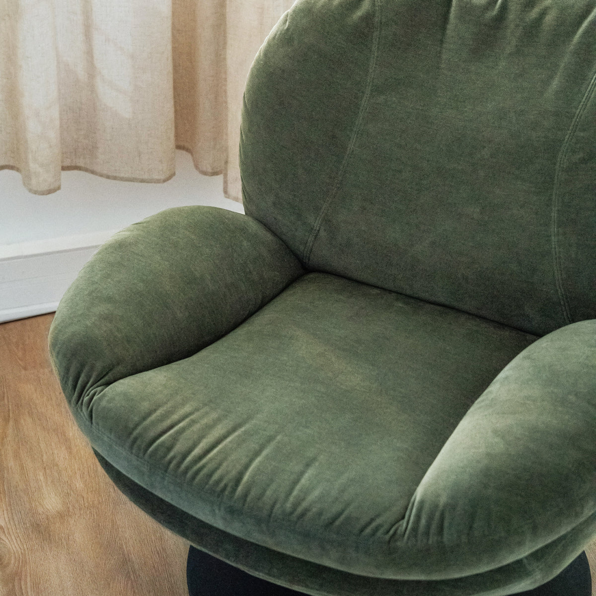Zoom fauteuil en velours kaki vert confort – Maison Pavane
