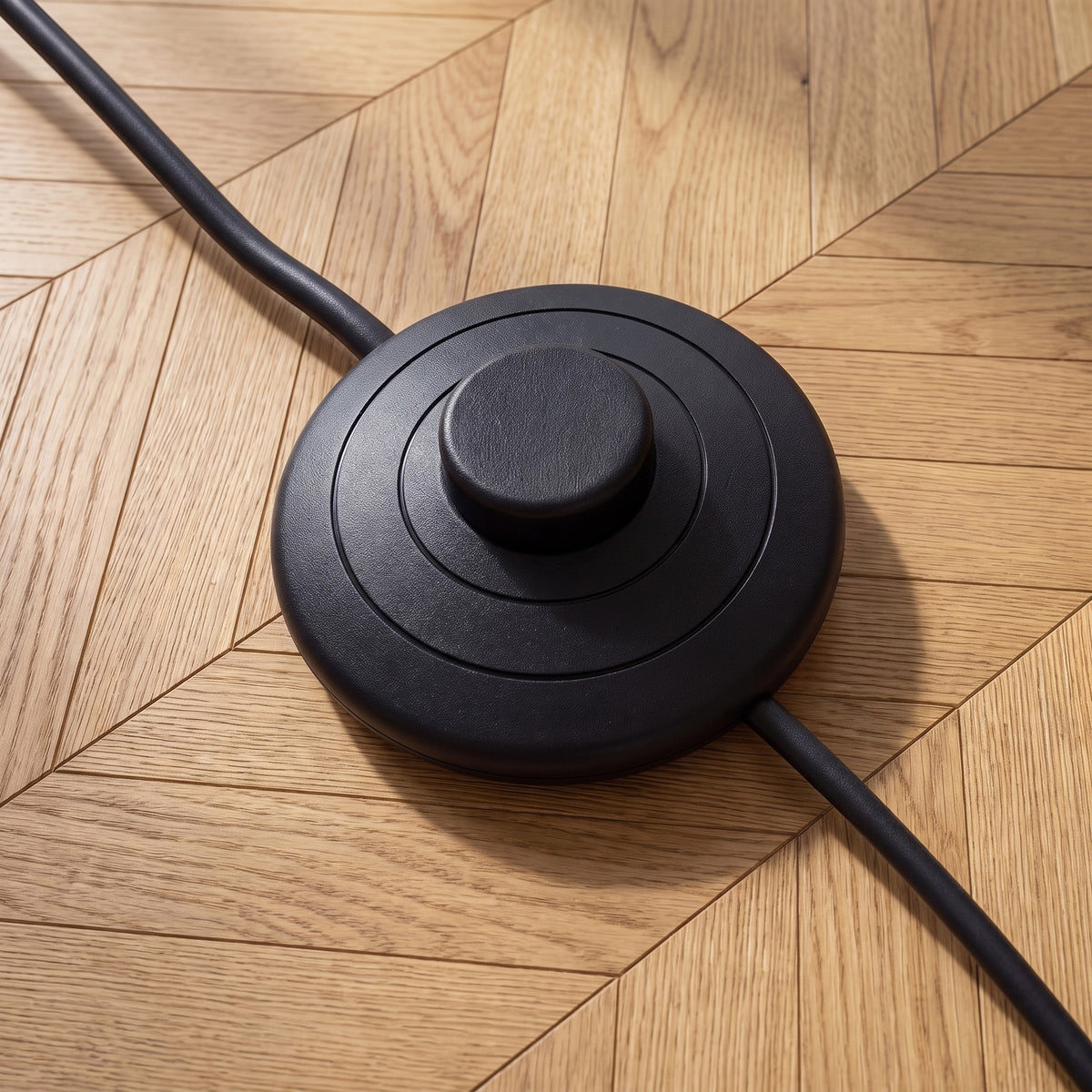 Zoom interrupteur en plastique noir et parquet – Maison Pavane