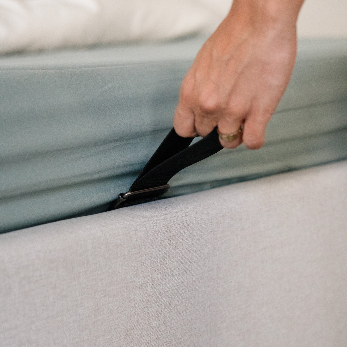 Zoom lanière pour ouvrir le lit coffre – Maison Pavane