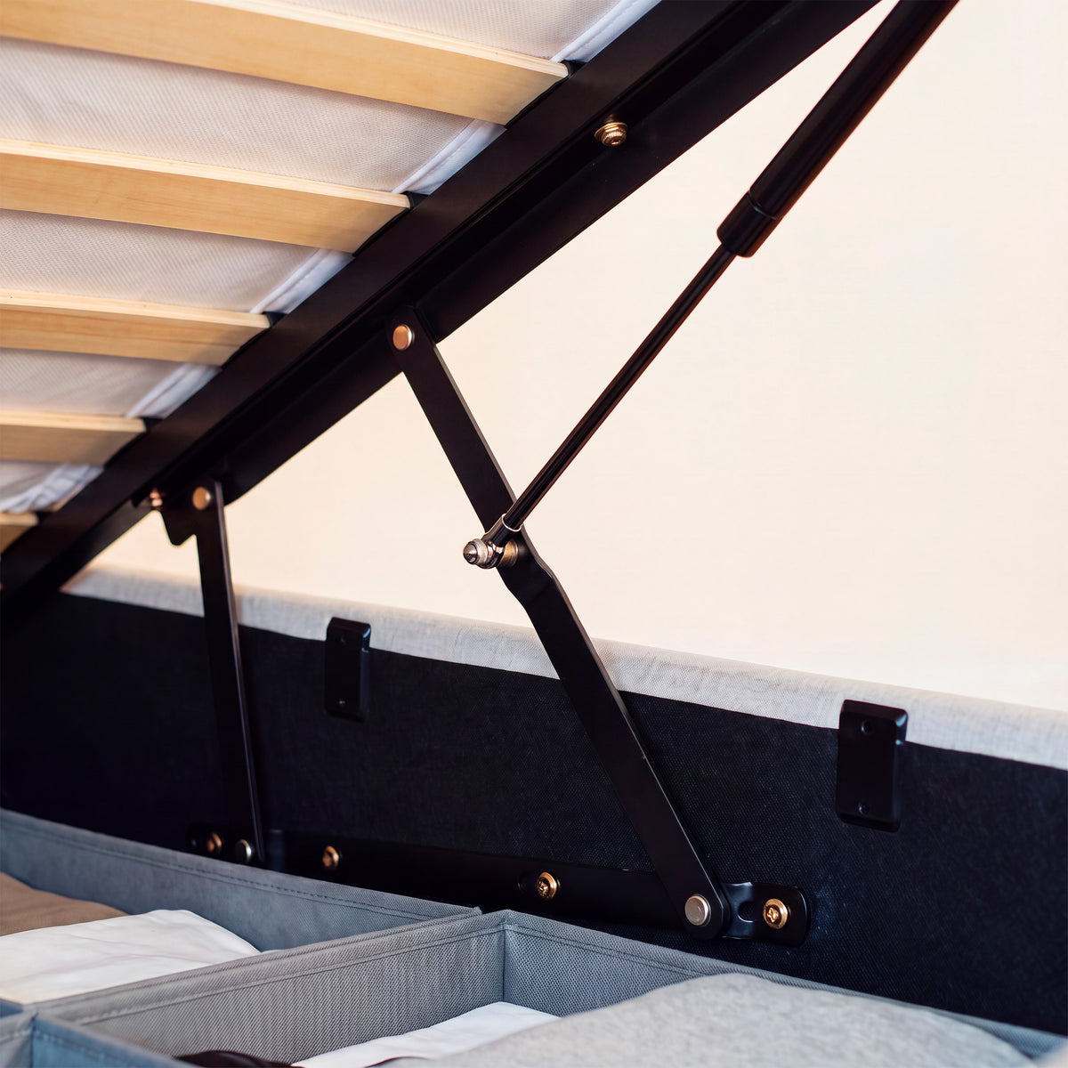 Zoom lit coffre et sommier – Maison Pavane