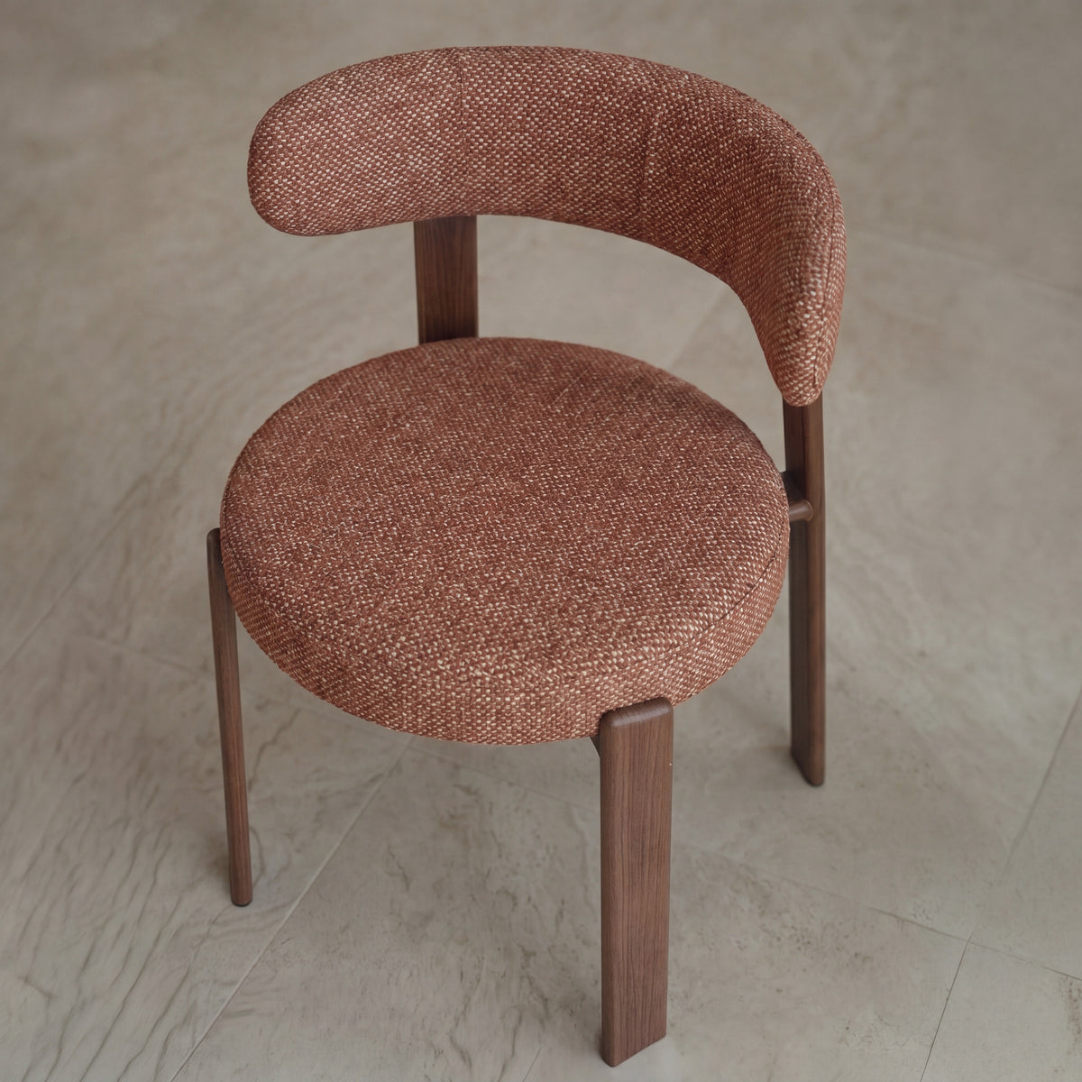 Zoom matière marron terracotta chaises Aura – Maison Pavane
