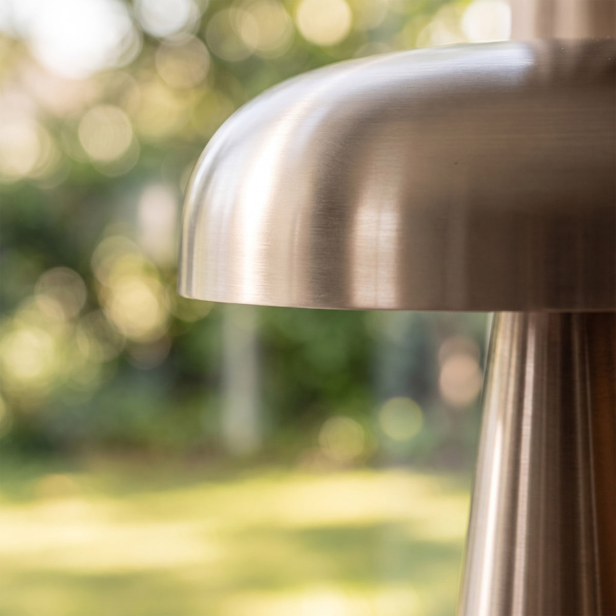 Zoom métal brossé argenté verdure derrière – Maison Pavane