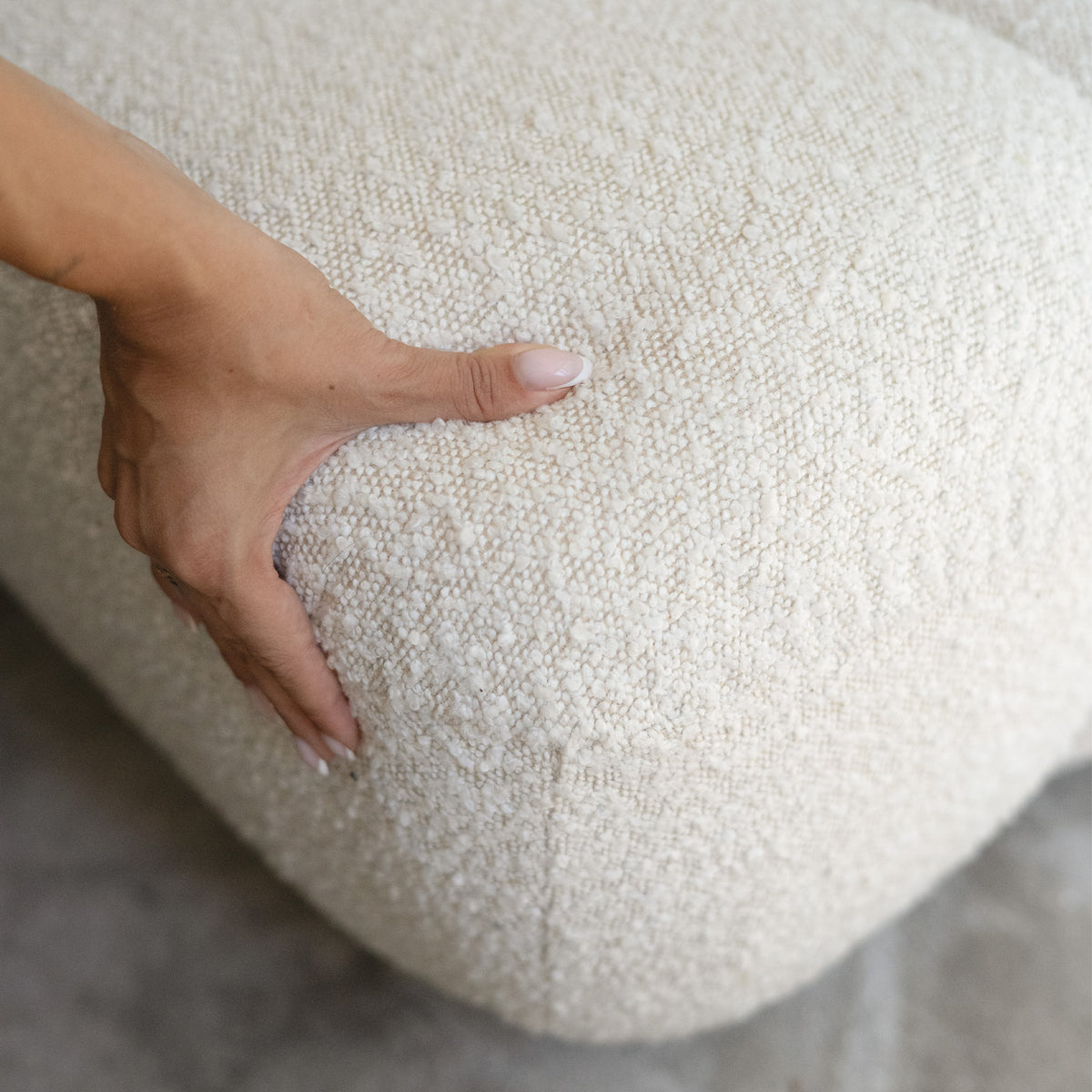 Zoom moelleux du tissu bouclé blanc – Maison Pavane