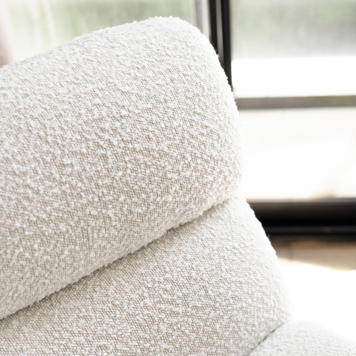 Zoom produit fauteuil tissu bouclé blanc – Maison Pavane