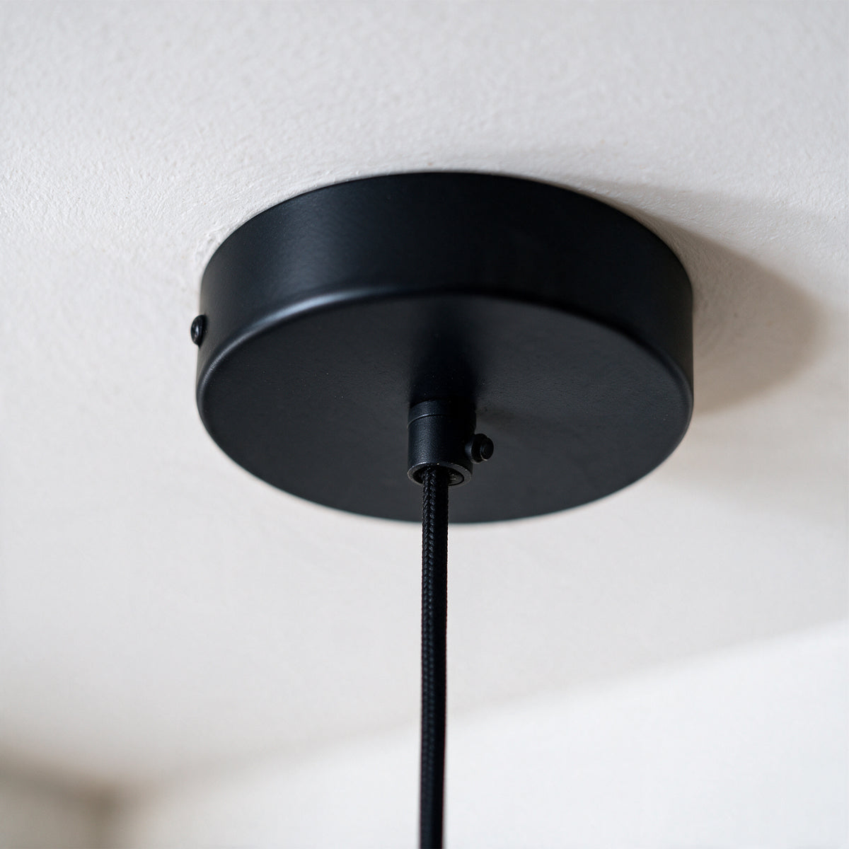 Zoom socle suspension en métal noir – Maison Pavane
