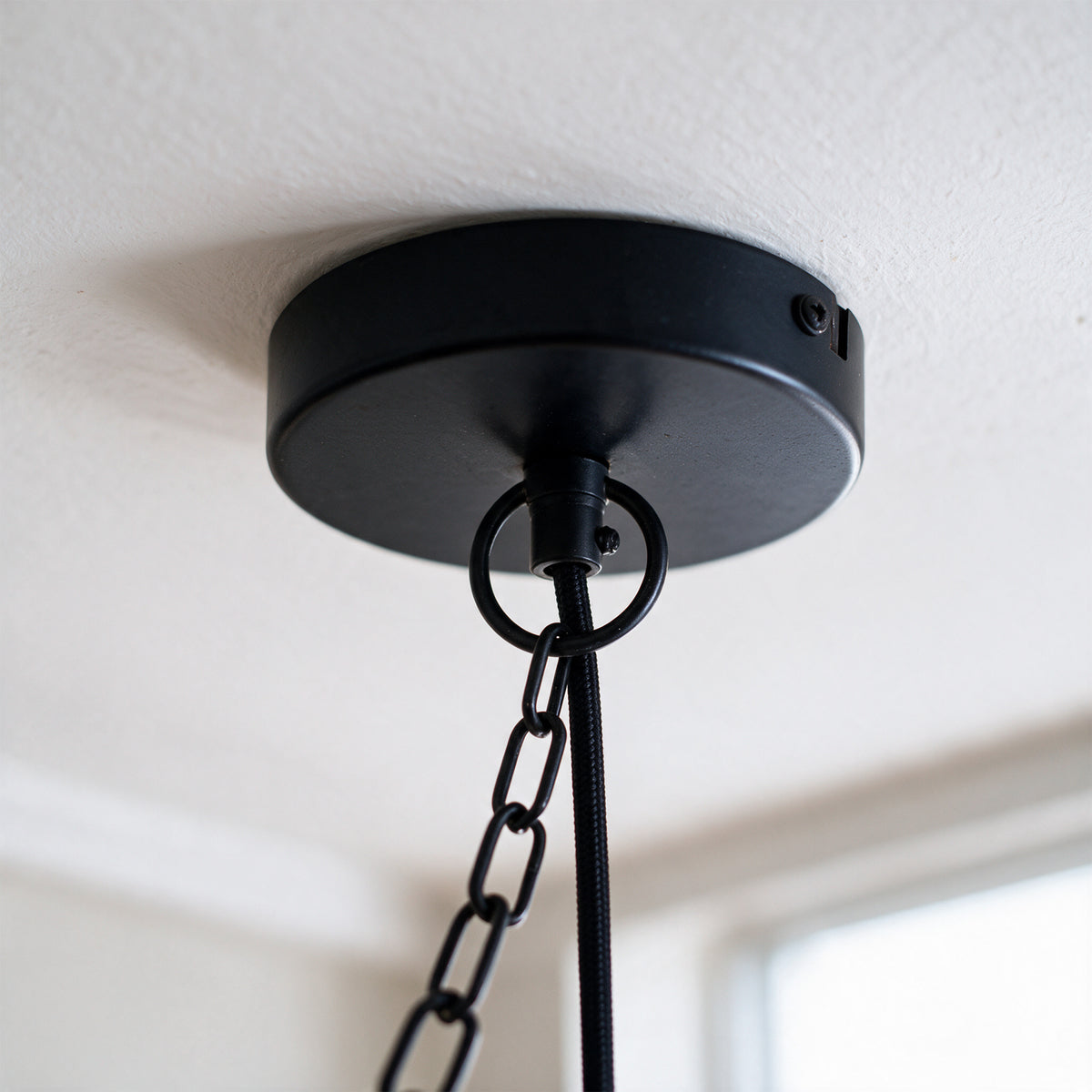 Zoom socle suspension métal noir et chaîne noire – Maison Pavane