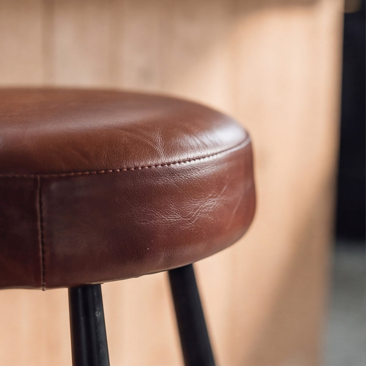 Zoom sur l'assise ronde en cuir de buffle marron Malo – Maison Pavane