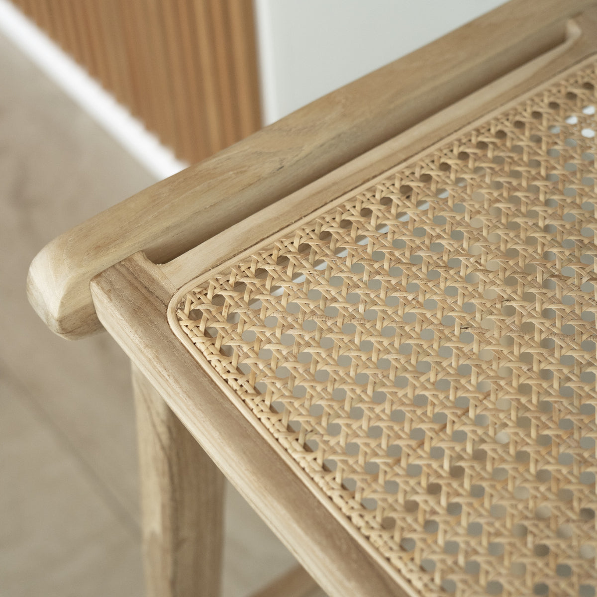 Zoom tabouret de bar mi-hauteur Omaha teck et cannage – Maison Pavane