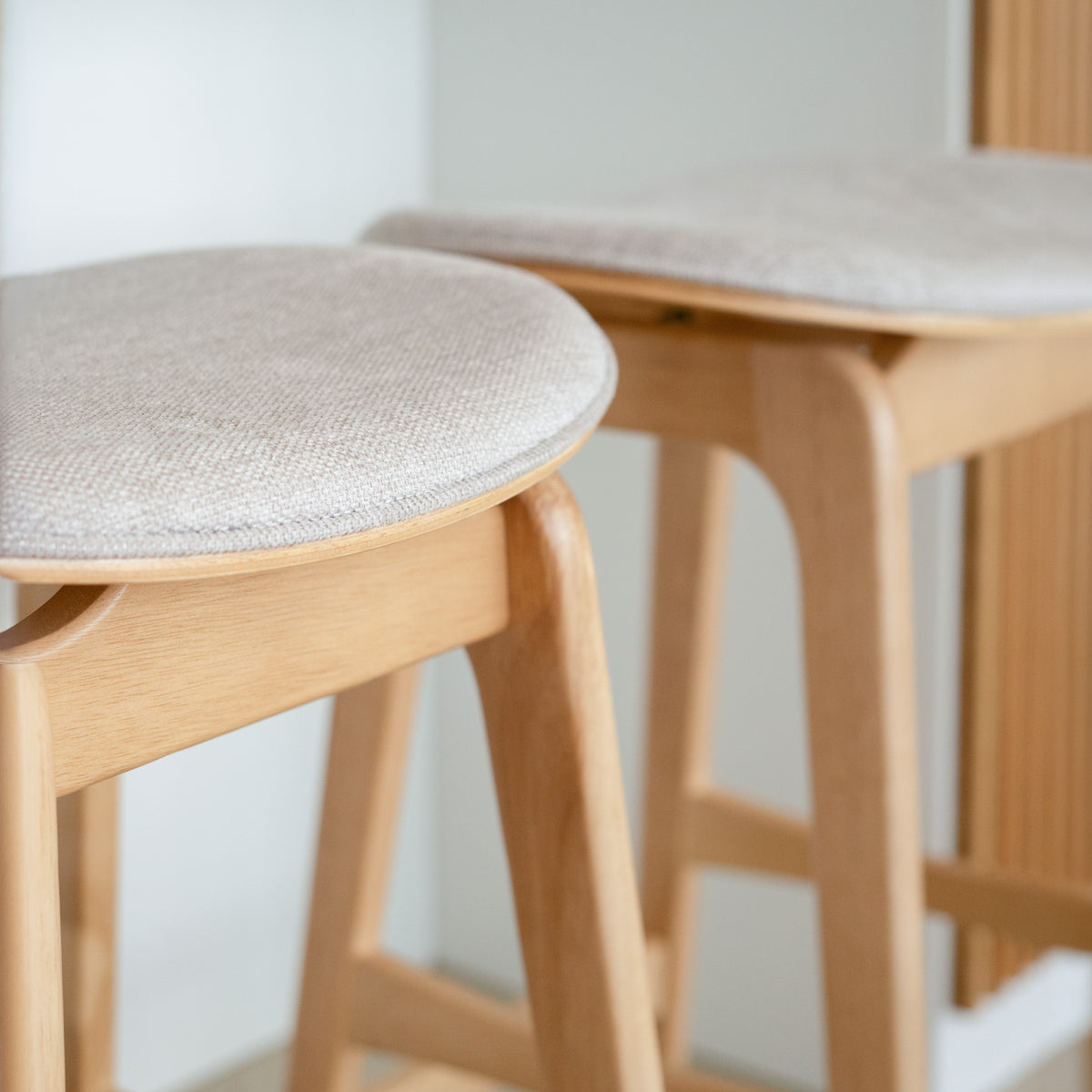 Zoom tissu beige et bois clair Jude – Maison Pavane