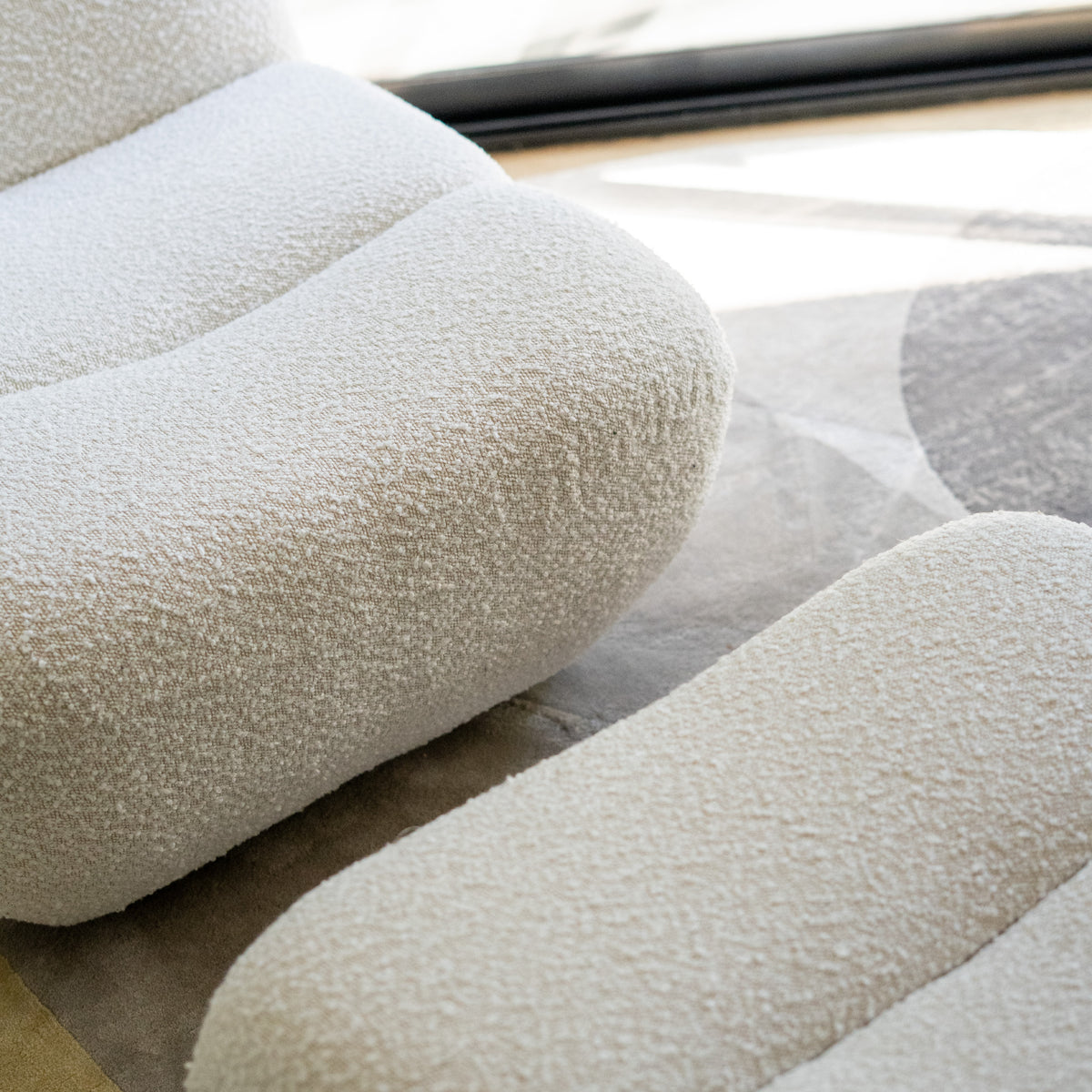 Zoom tissu bouclé blanc fauteuil et repose-pied – Maison Pavane