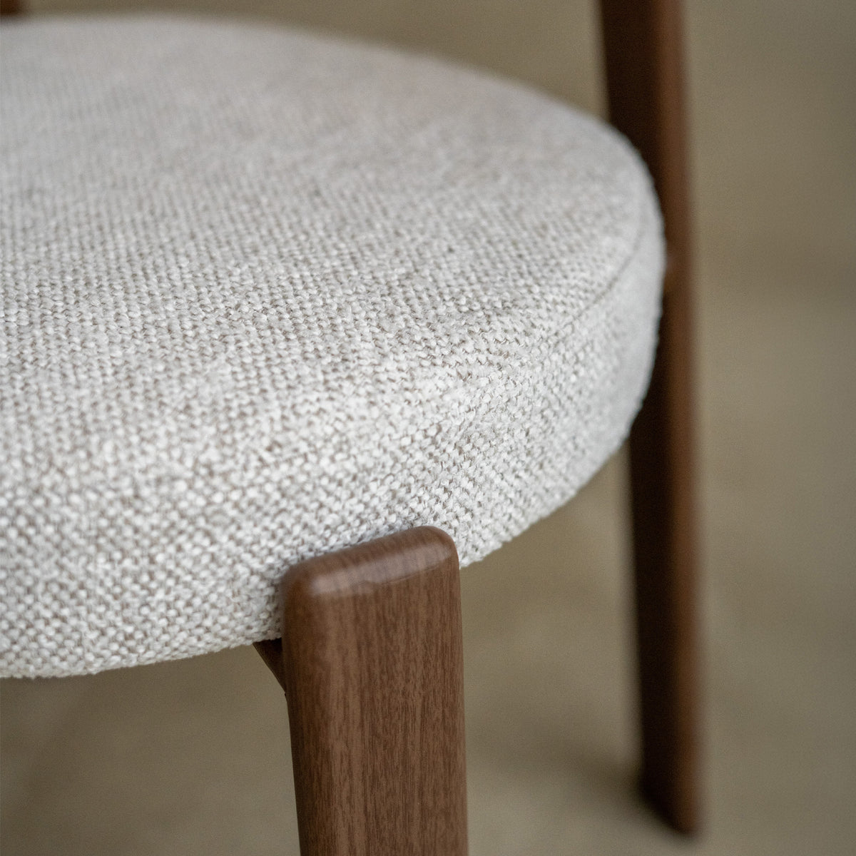 Zoom tissu texturé chenille greige pieds marrons – Maison Pavane
