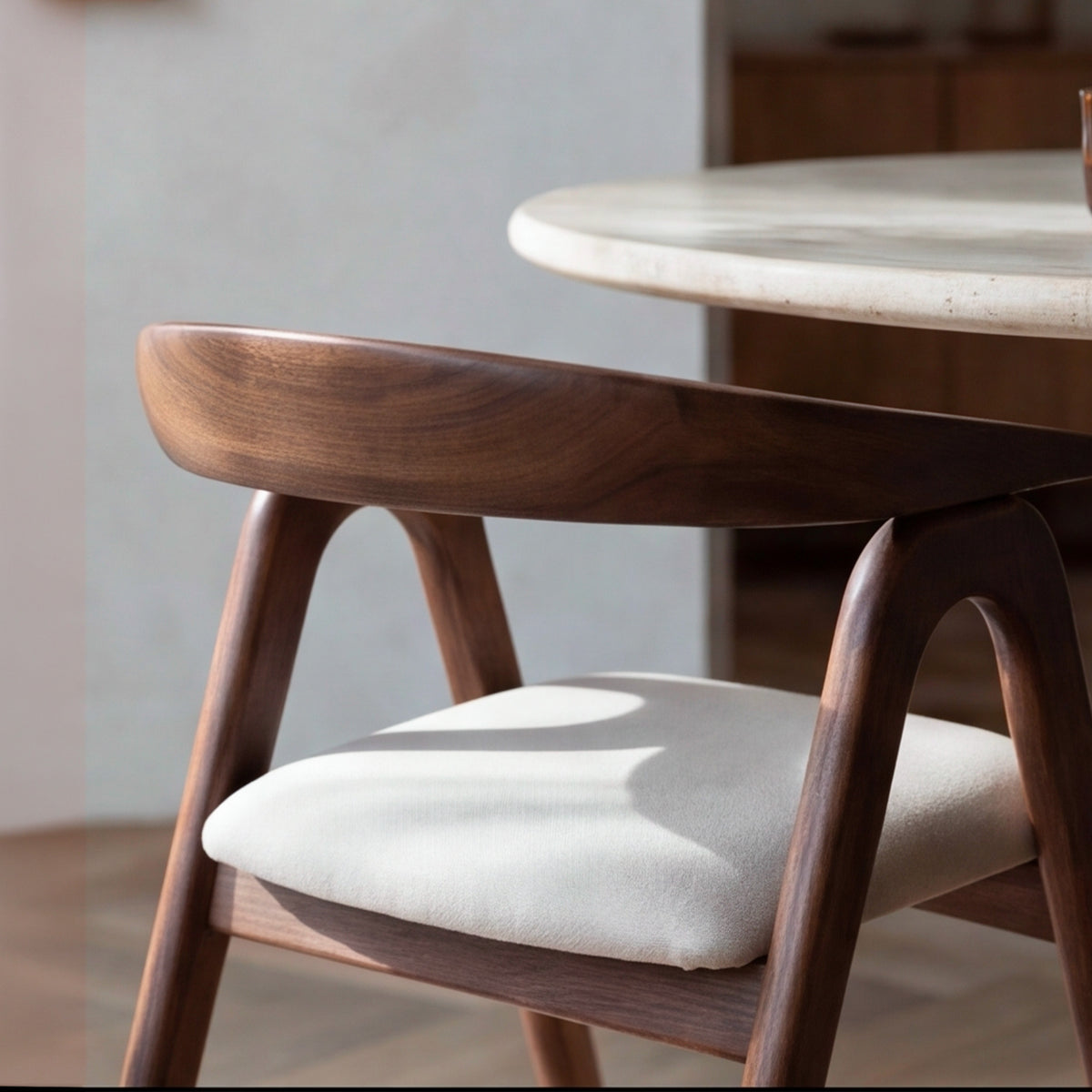 Zoom vue de dos dossier chaise en bois – Maison Pavane