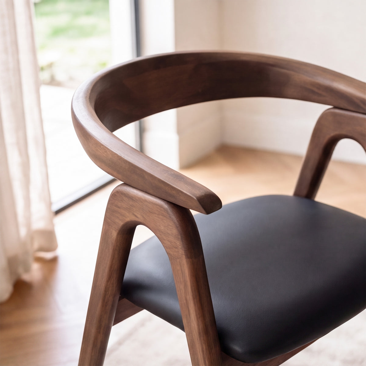 Zoom vue du dessus assise noir cuir synthétique – Maison Pavane