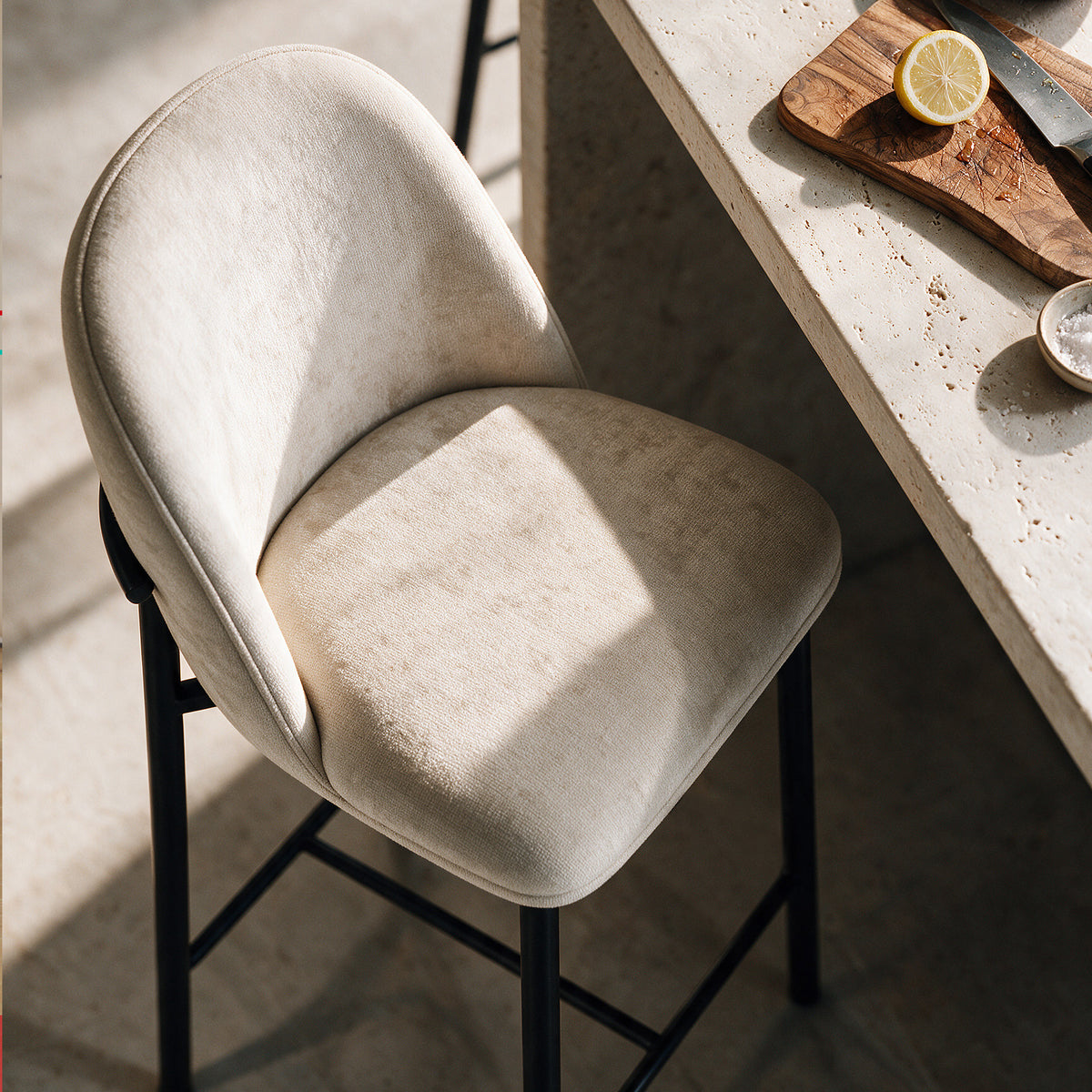 Zoom vue du dessus assise tissu beige confort – Maison Pavane