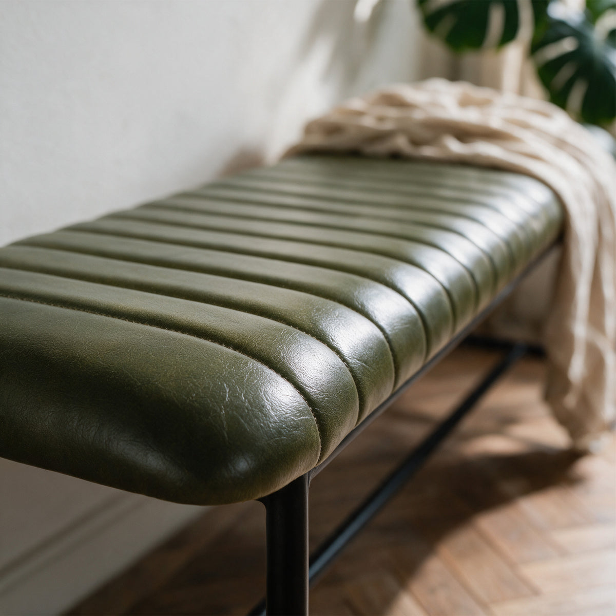 Zoom vue du dessus cuir vert – Maison Pavane