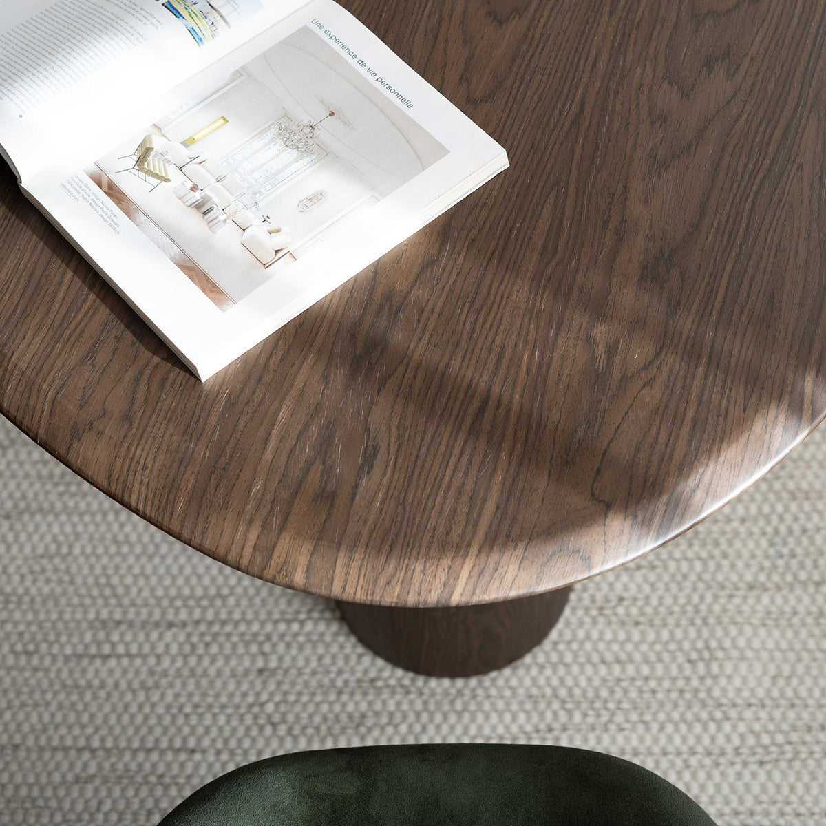 Zoom vue du dessus table marron assise velours kaki – Maison Pavane